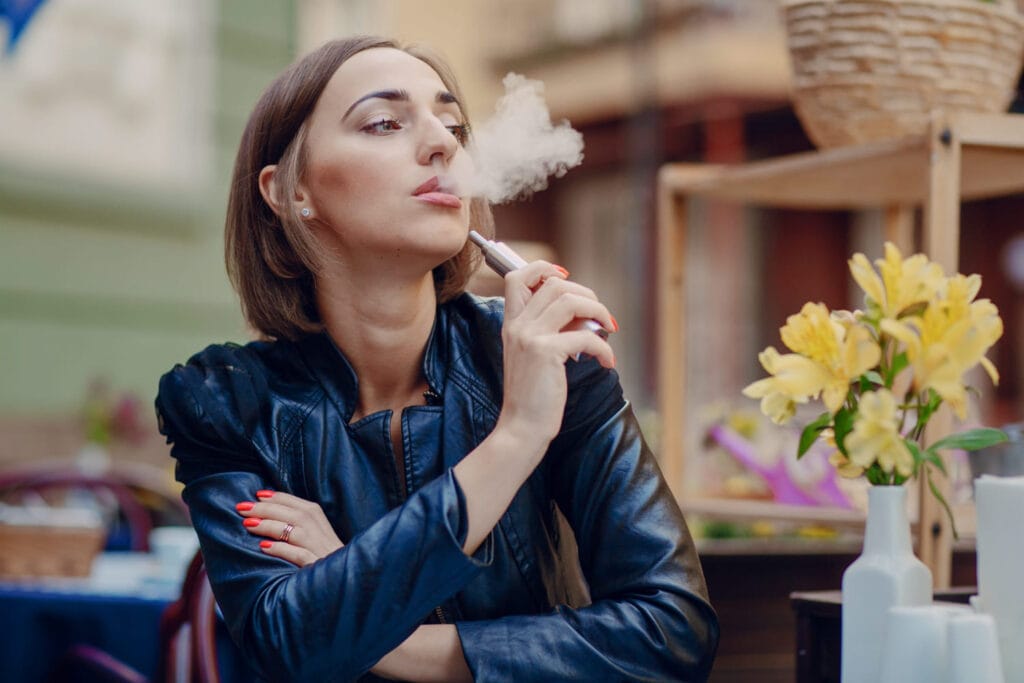 Unboxing and examining the IGET Hot L5500 disposable vape